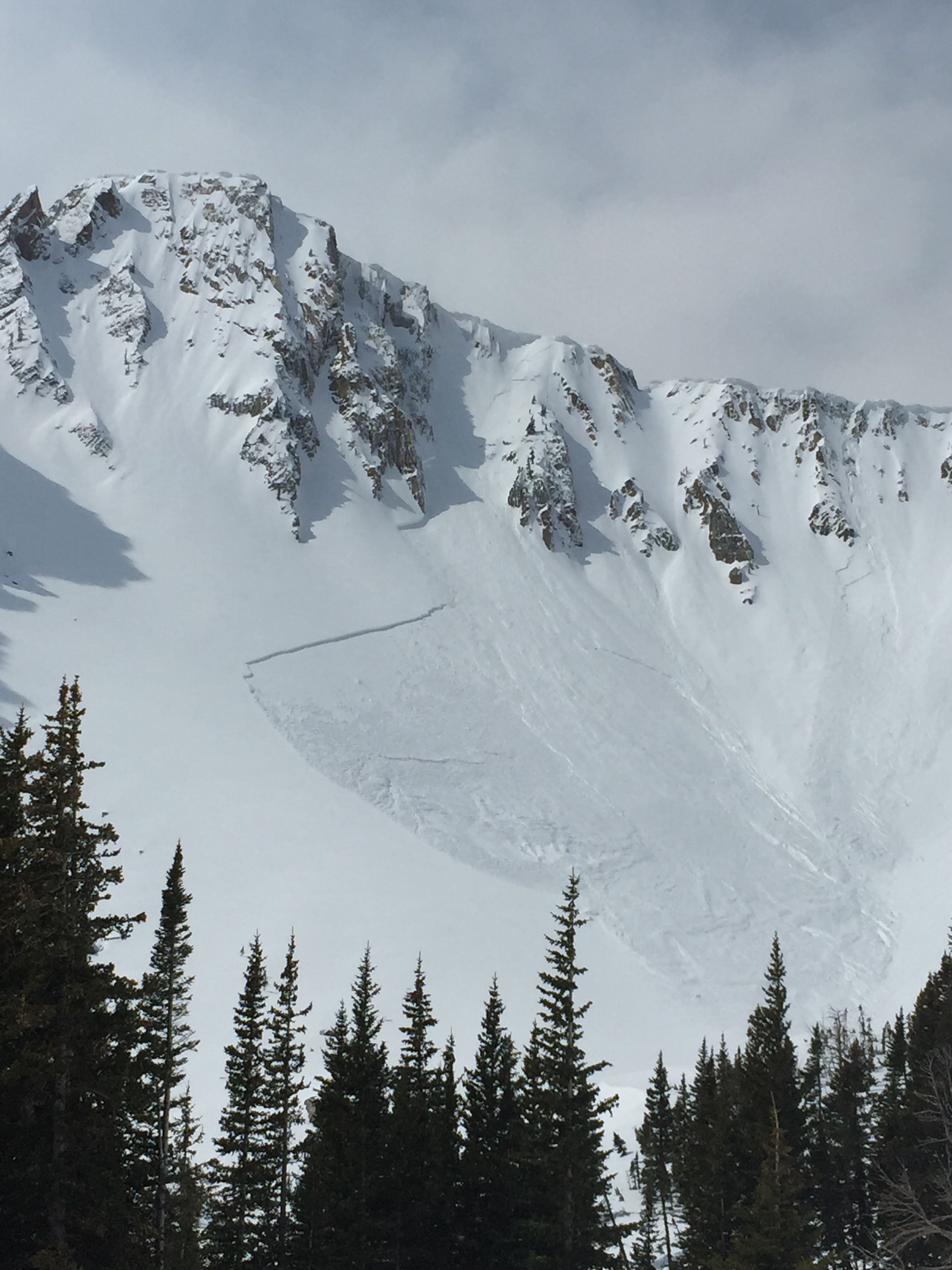 Natural avalanche near Frazier Basin Natural avalanche near Frazier Basin